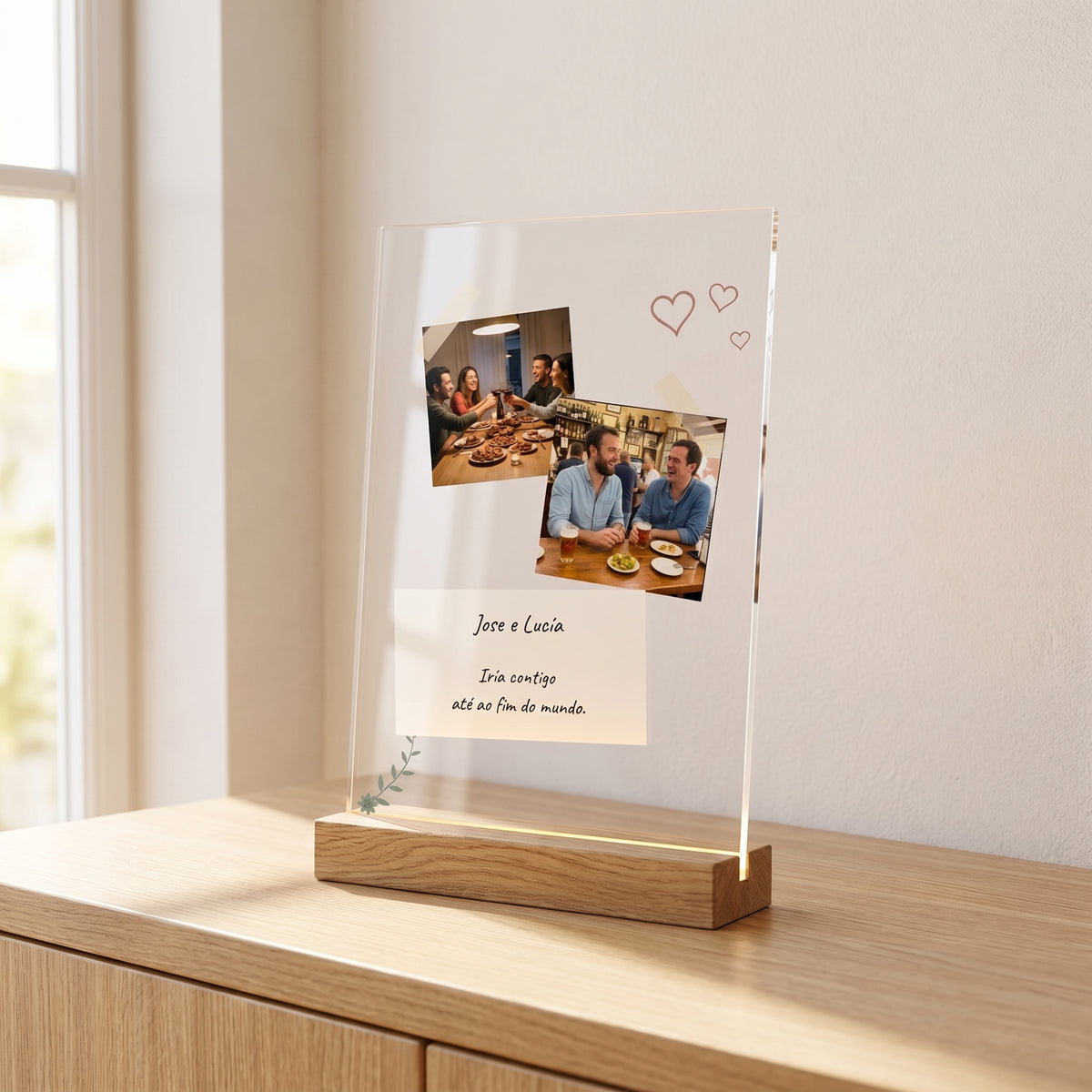 Placa de metacrilato personalizada con fotos y una nota, sobre un aparador de roble en una habitación luminosa, con su base de madera con luz