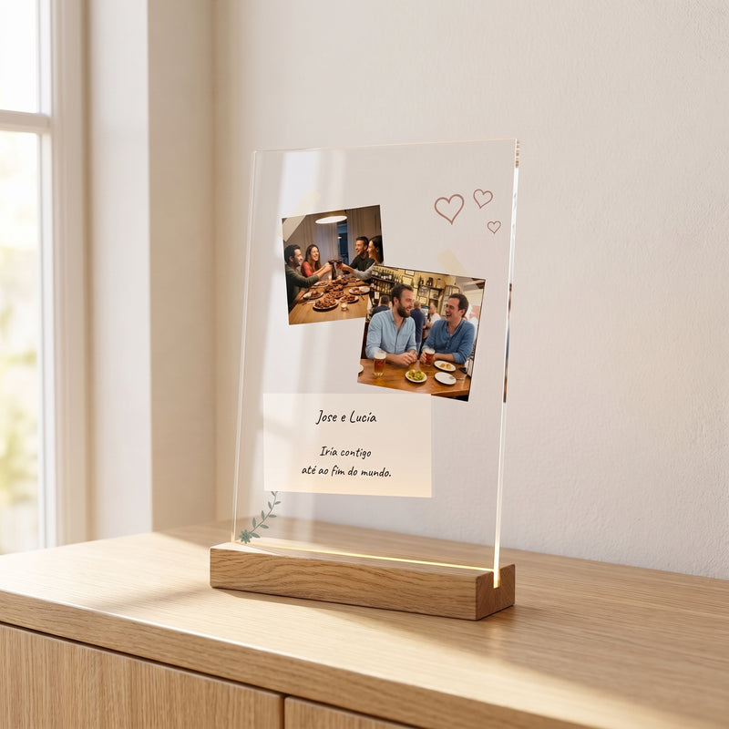 Placa de metacrilato personalizada con fotos y una nota, sobre un aparador de roble en una habitación luminosa, con su base de madera con luz