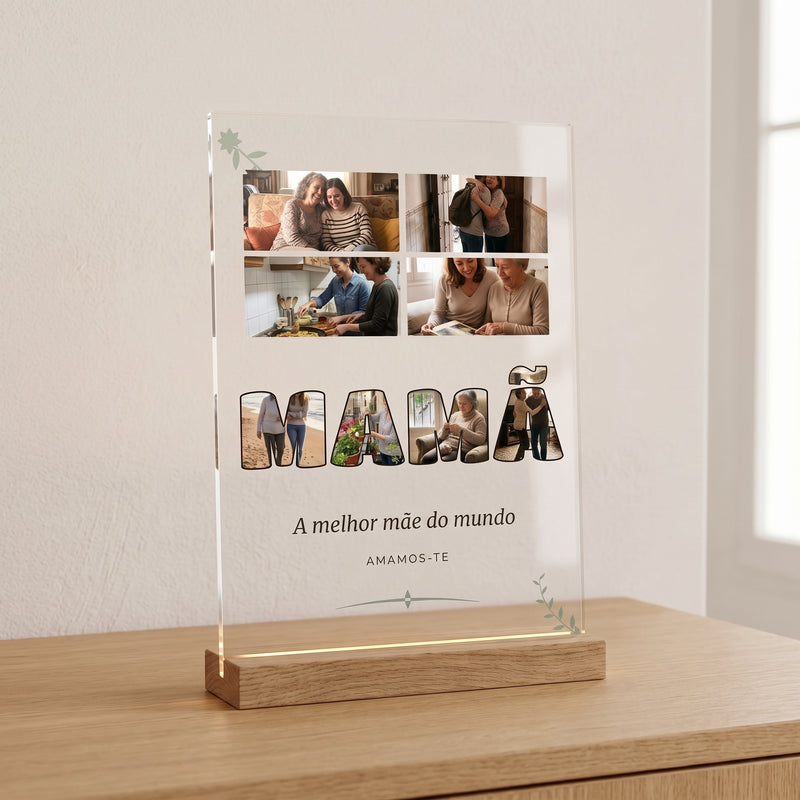 Placa de metacrilato personalizada con fotos dentro de las letras, sobre un aparador de roble en una habitación luminosa, con su base de madera con luz