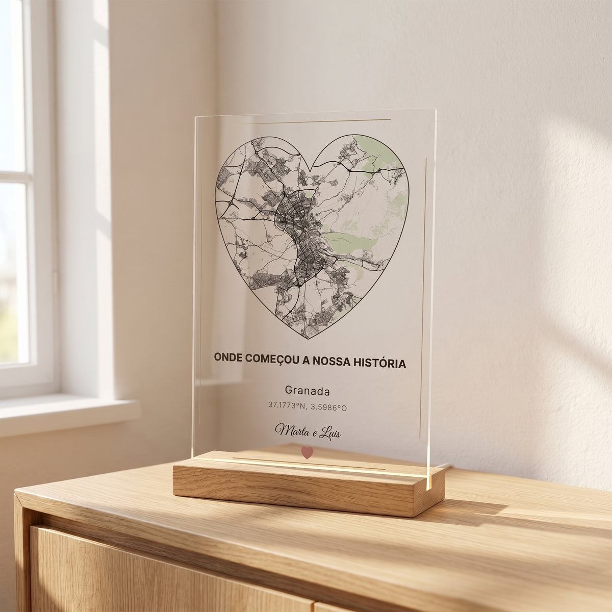 Placa de metacrilato personalizada con el mapa de vuestro lugar en corazón, sobre un aparador de roble en una habitación luminosa, con su base de madera con luz