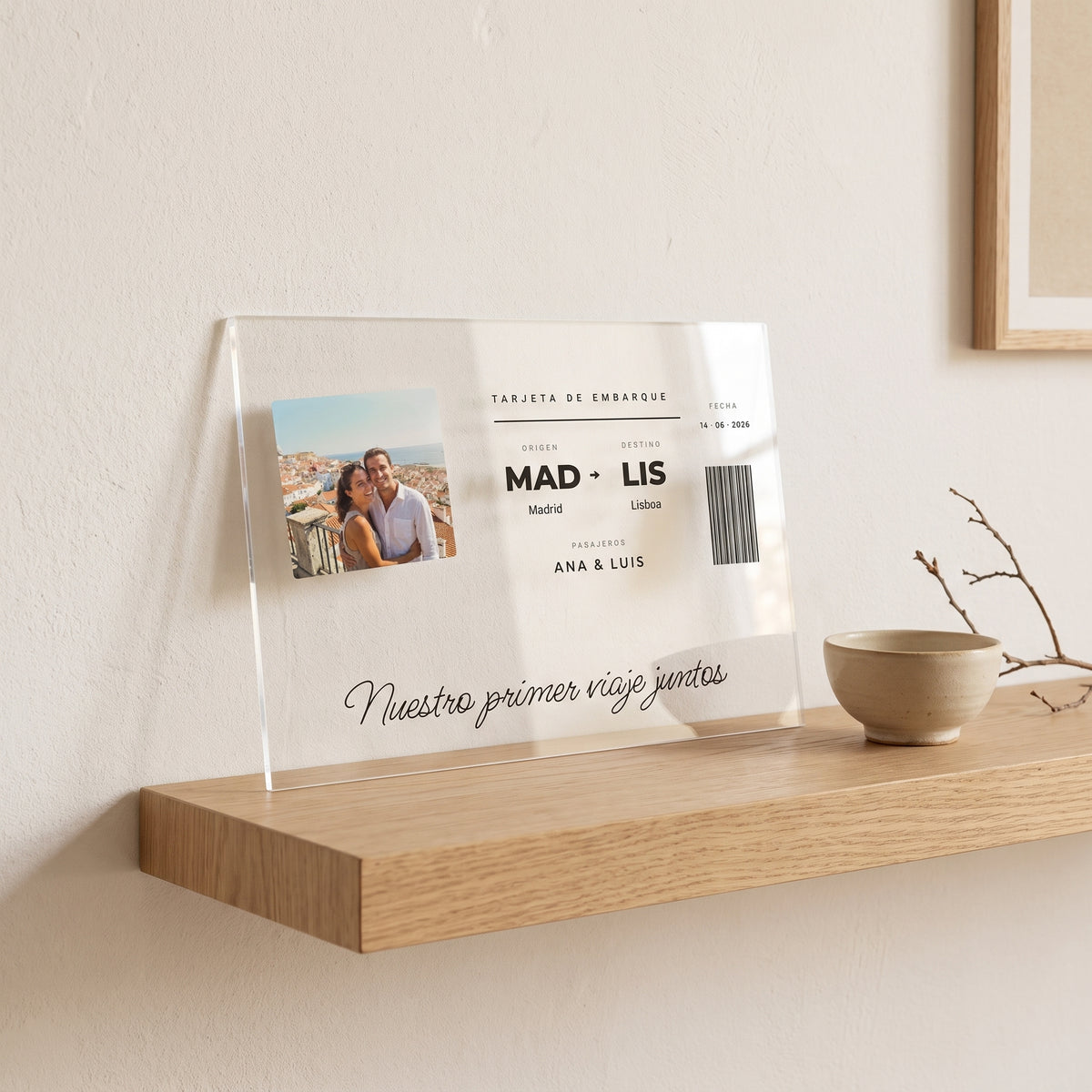 Placa tarjeta de embarque personalizada con la foto de vuestro viaje, en una balda de la pared