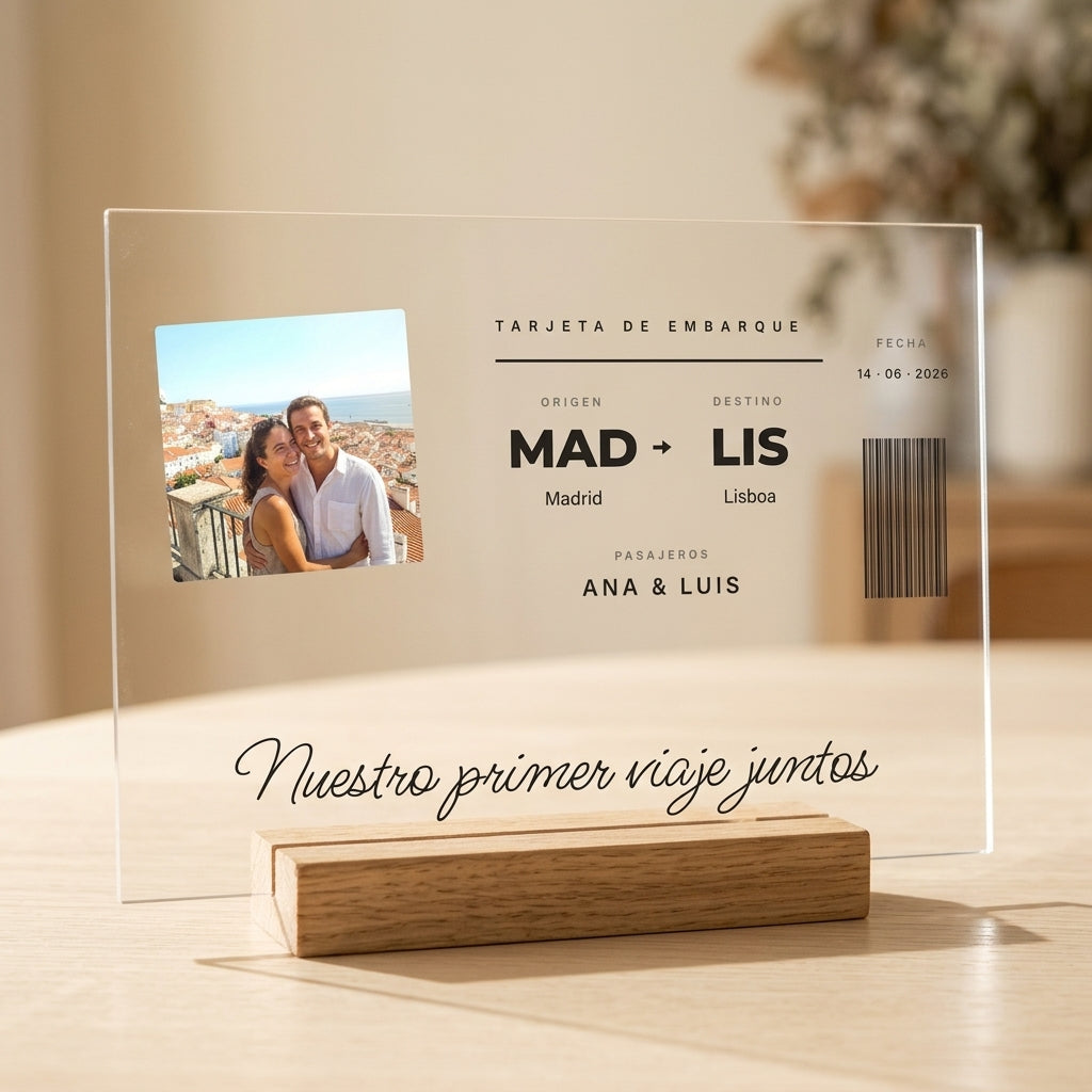 Placa tarjeta de embarque sobre base de madera con luz, en una mesa con luz de día
