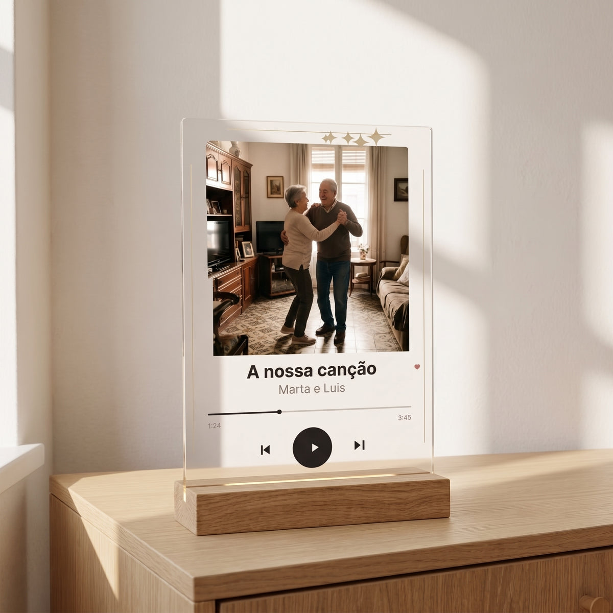 Placa de metacrilato personalizada con vuestra canção, sobre un aparador de roble en una habitación luminosa, con su base de madera con luz