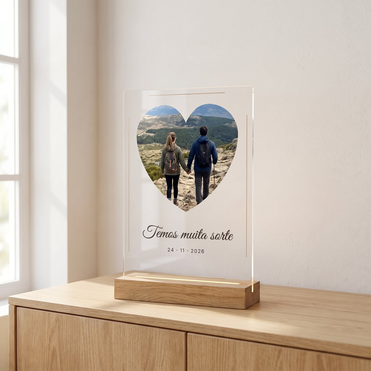 Placa de metacrilato personalizada con una foto y dedicatoria, sobre un aparador de roble en una habitación luminosa, con su base de madera con luz