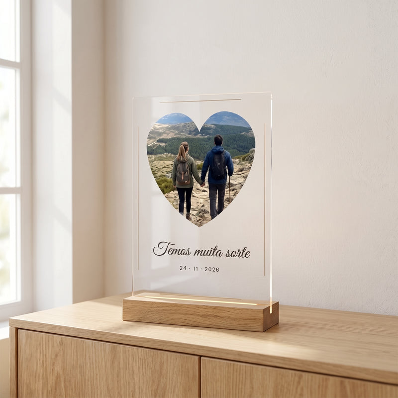 Placa de metacrilato personalizada con una foto y dedicatoria, sobre un aparador de roble en una habitación luminosa, con su base de madera con luz