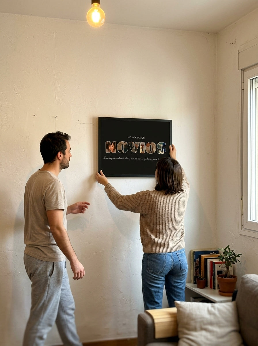 Colgando el cuadro letras con fotos personalizado de pedida de mano en la pared de casa