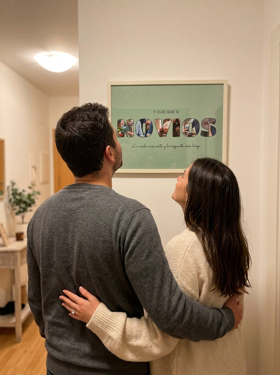 Una pareja recién prometida mirando el cuadro letras con fotos personalizado de pedida de mano recién colgado
