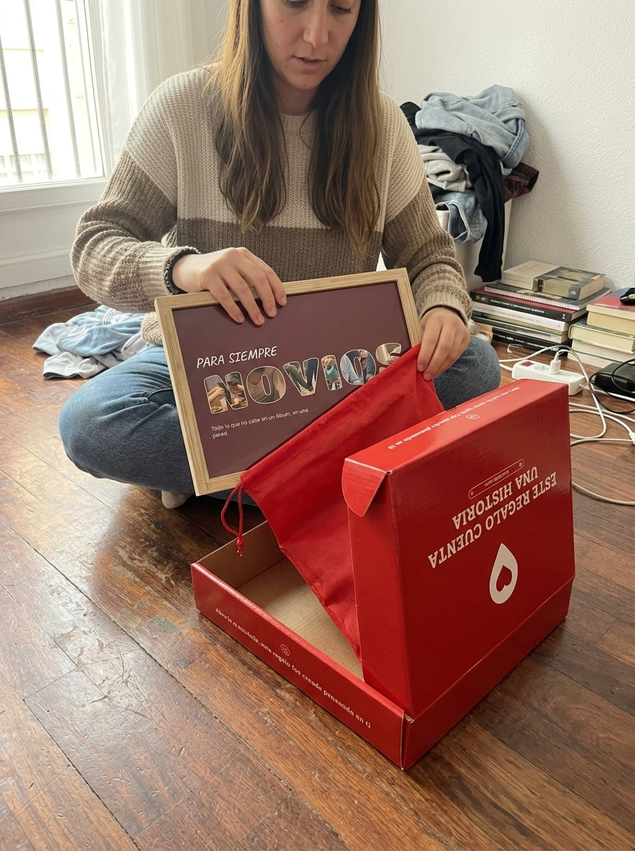Sacando el cuadro letras con fotos personalizado de pedida de mano de la bolsa de regalo, con la caja abierta al lado