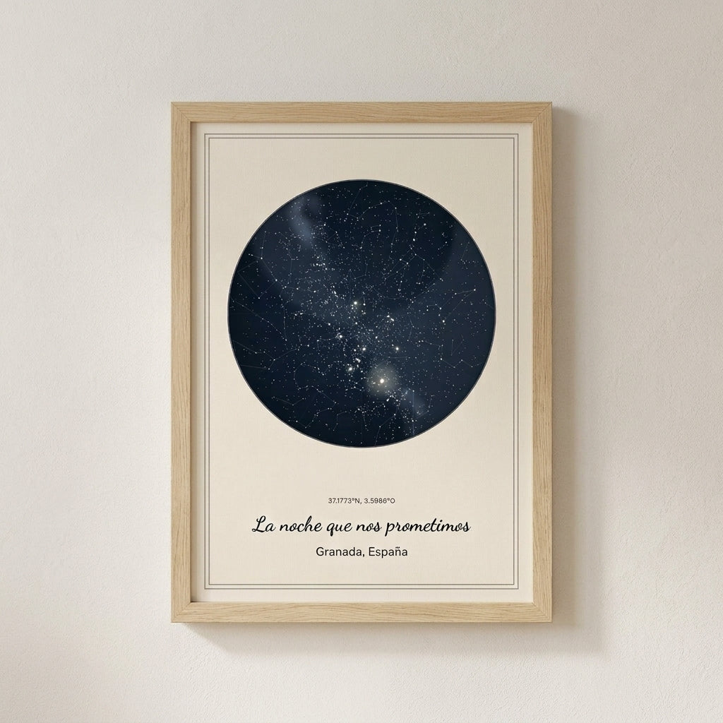 Cuadro mapa estelar personalizado de pedida de mano con el cielo de la noche de la pedida, colgado en una pared clara