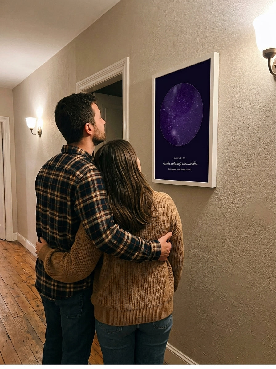 Una pareja recién prometida mirando el cuadro mapa estelar personalizado de pedida de mano recién colgado