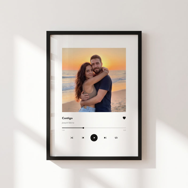 Cuadro canción con la foto de la pareja como portada de un disco y un reproductor de música con el título, el artista y los botones, con marco negro