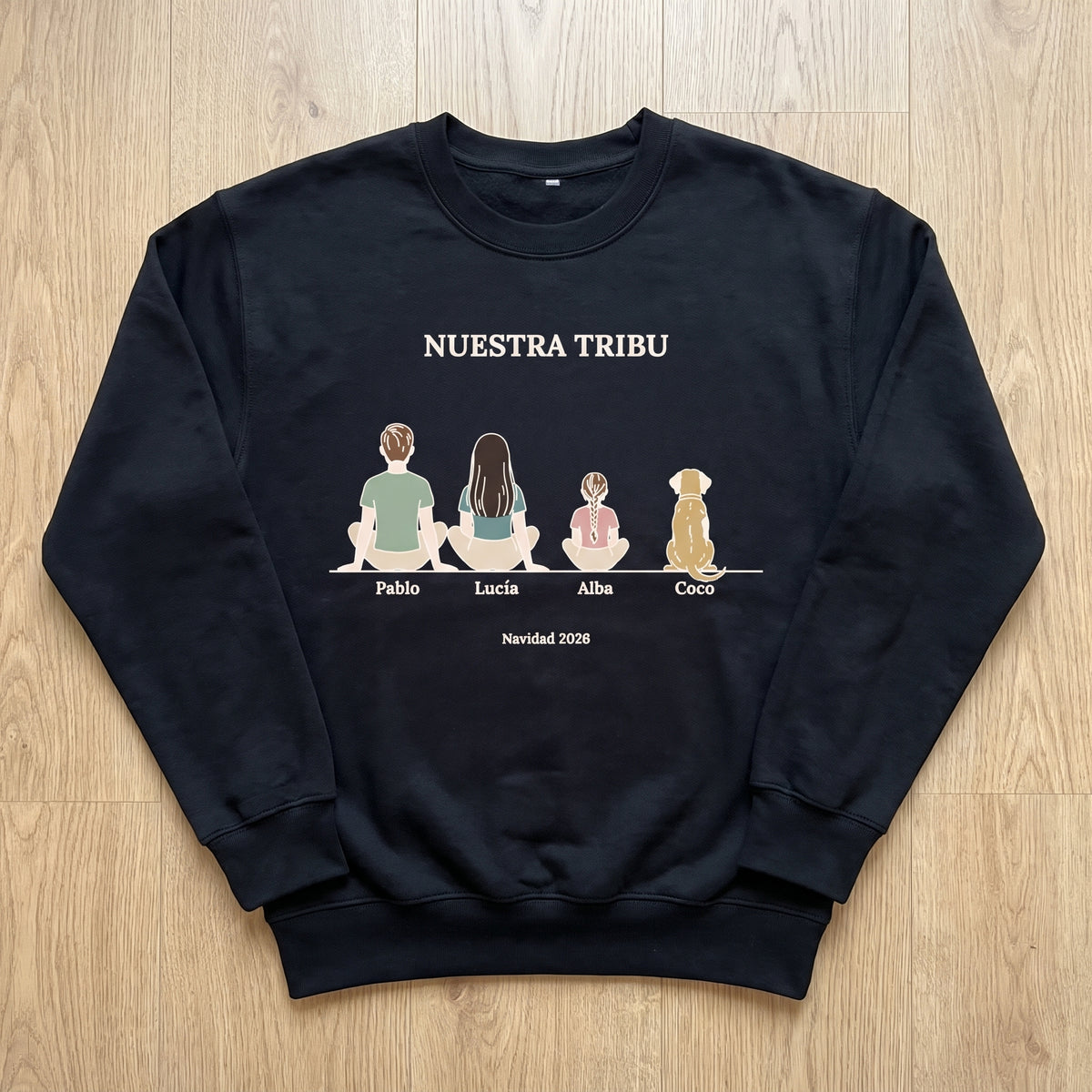 Sudadera negra «Nuestra tribu» con la familia de espaldas y sus nombres
