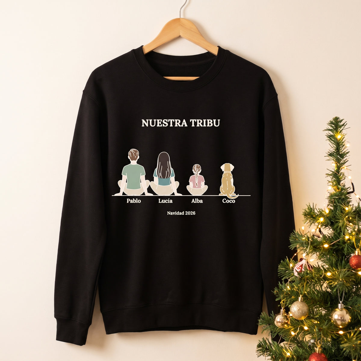 Sudadera «Nuestra tribu» personalizada en la percha junto al árbol