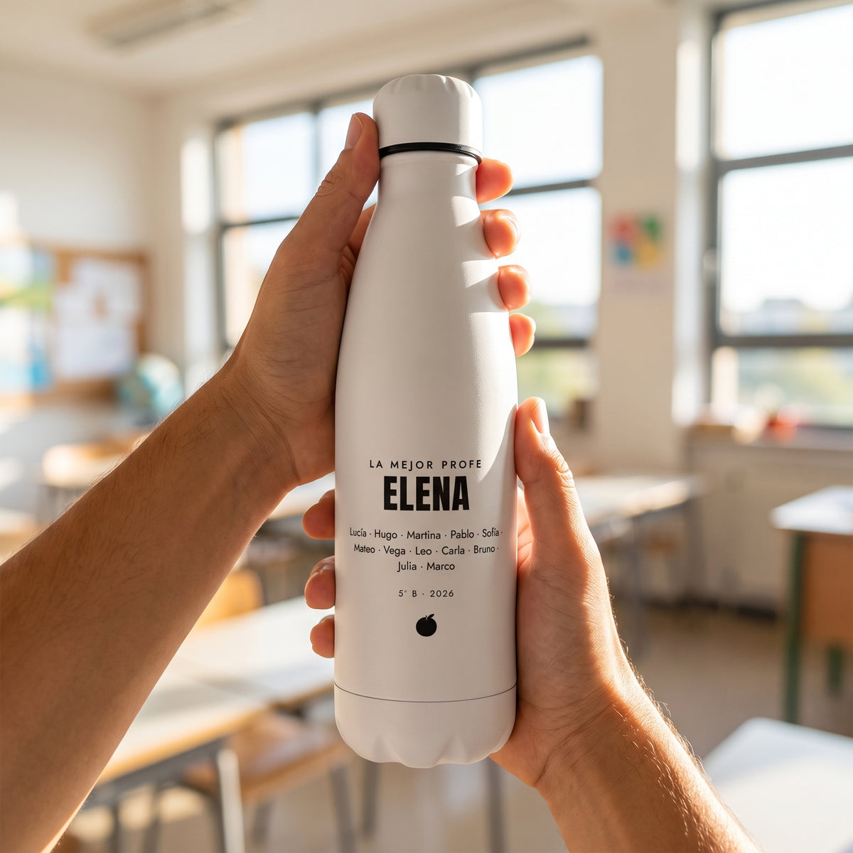 Dos manos sostienen la botella de la profe ELENA en un aula