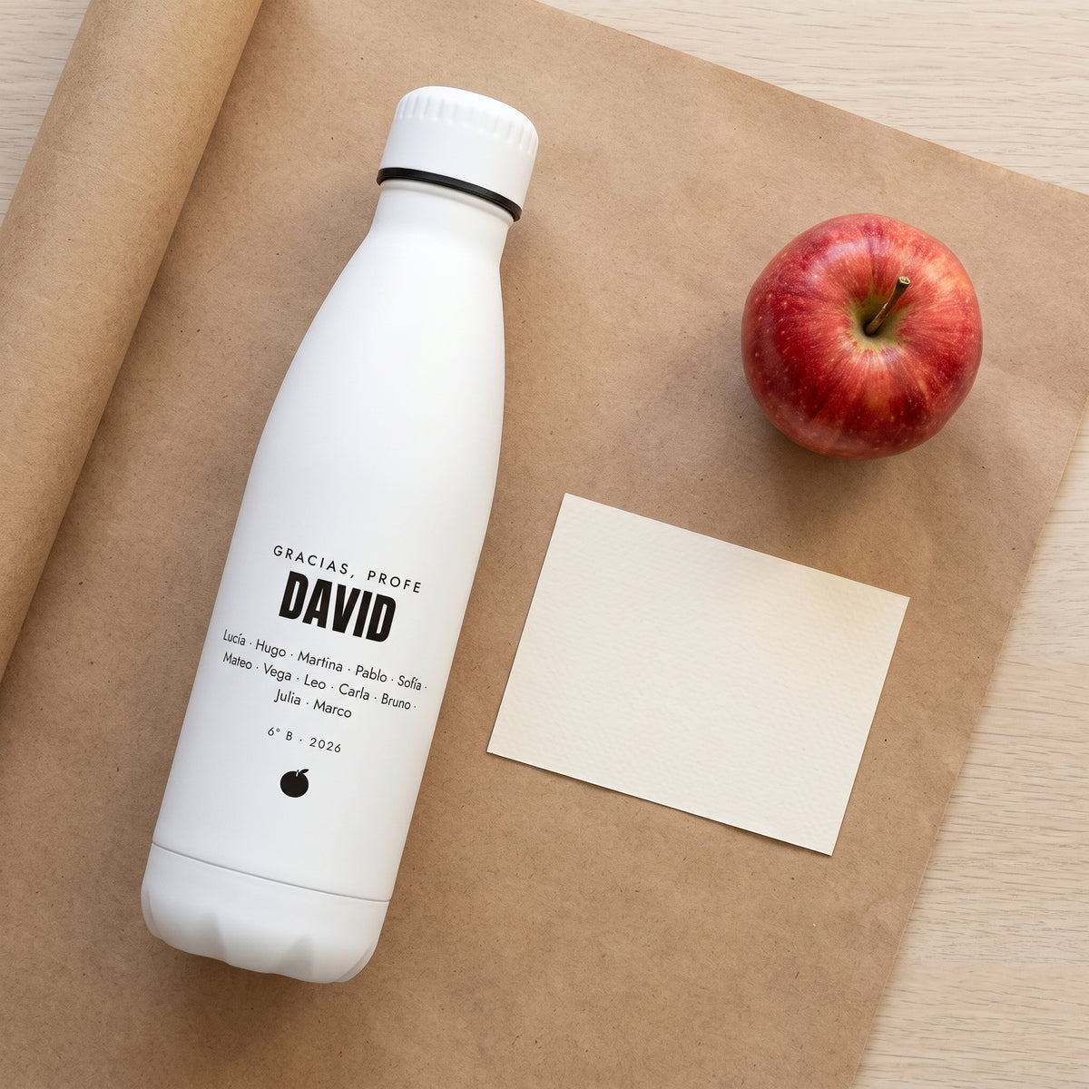 La botella de la profe DAVID envuelta para el final de curso, con una manzana