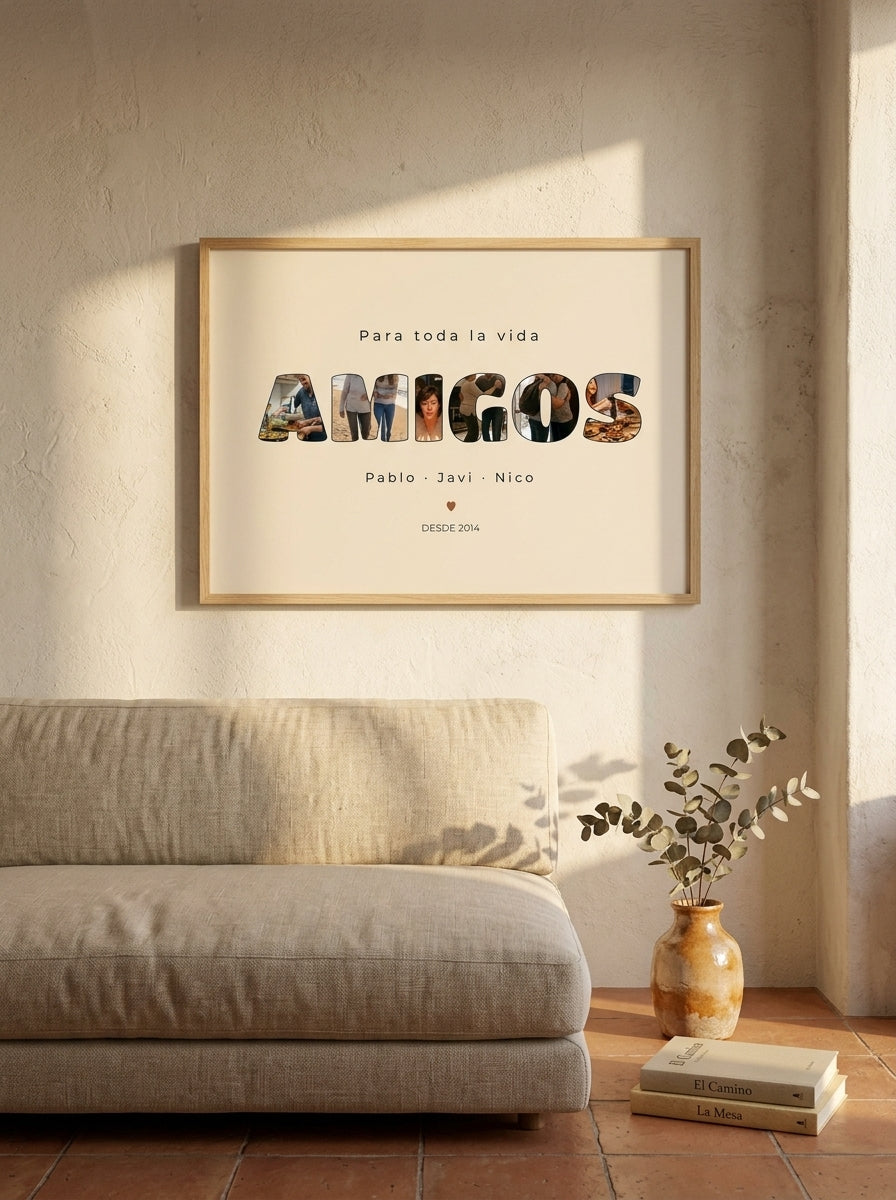 Cuadro personalizado para amigos con fotos dentro de las letras colgado en un salón con luz natural