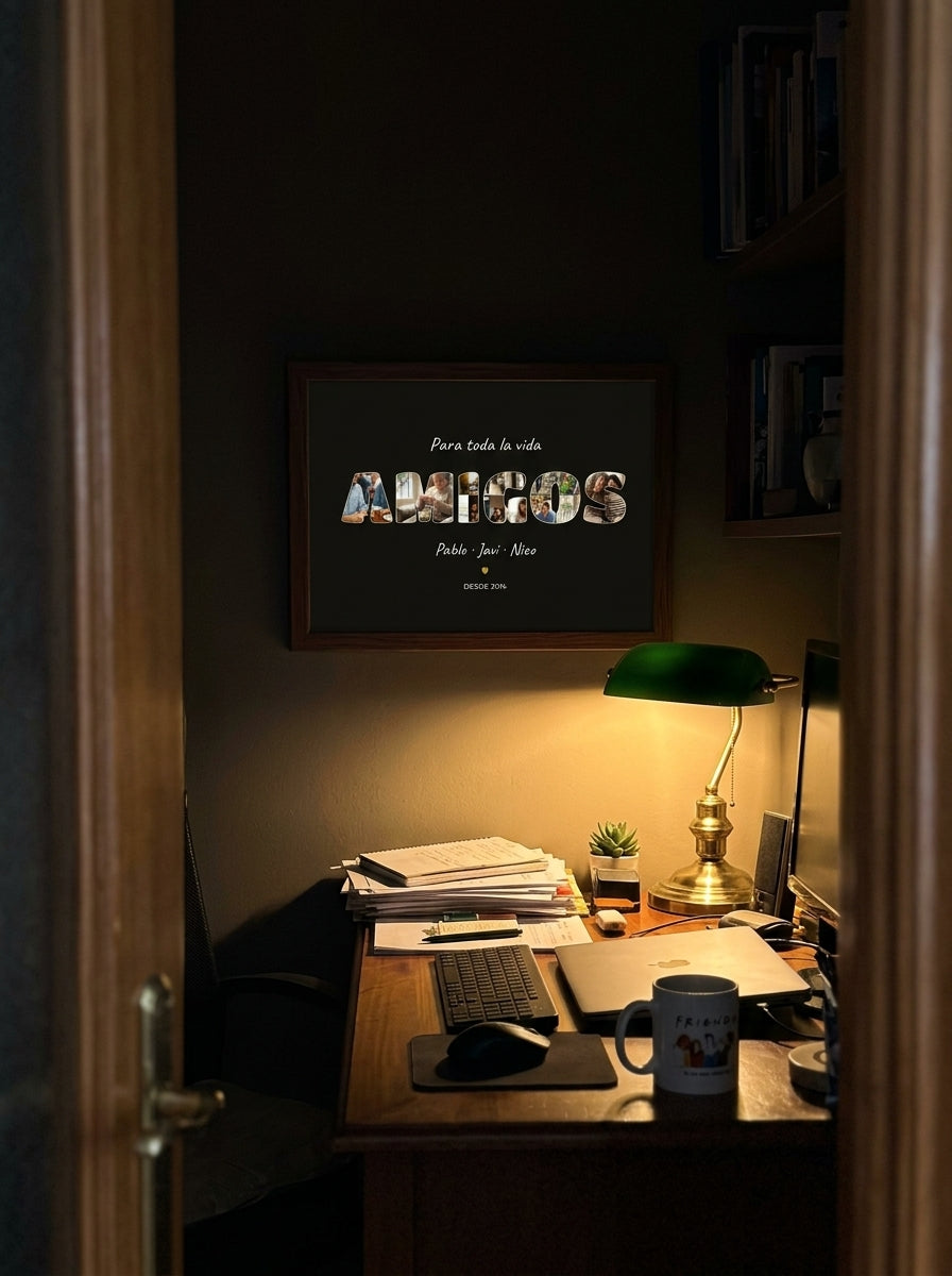 Cuadro personalizado para amigos con fotos dentro de las letras visto desde la puerta de la habitación