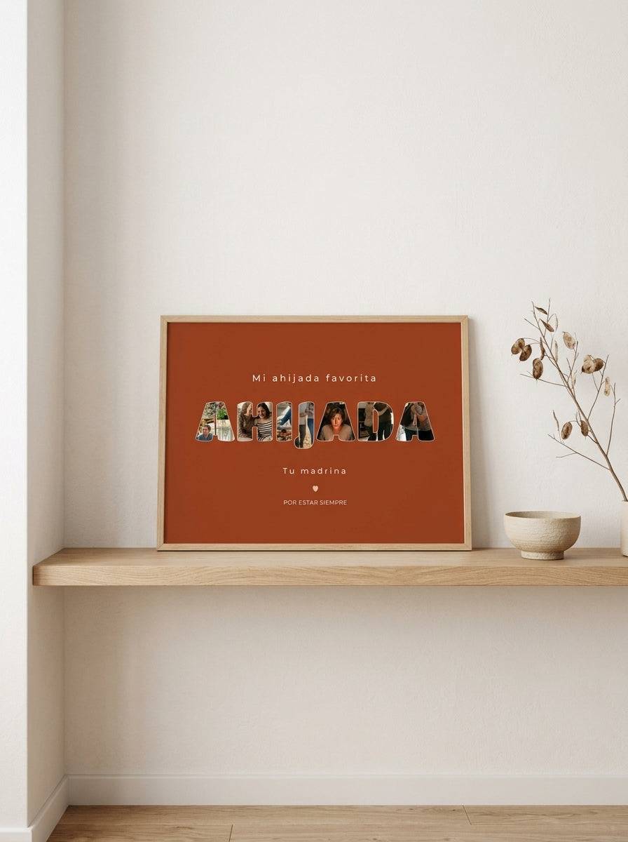 Cuadro personalizado para la ahijada con fotos dentro de las letras apoyado en una balda de roble en un interior japandi
