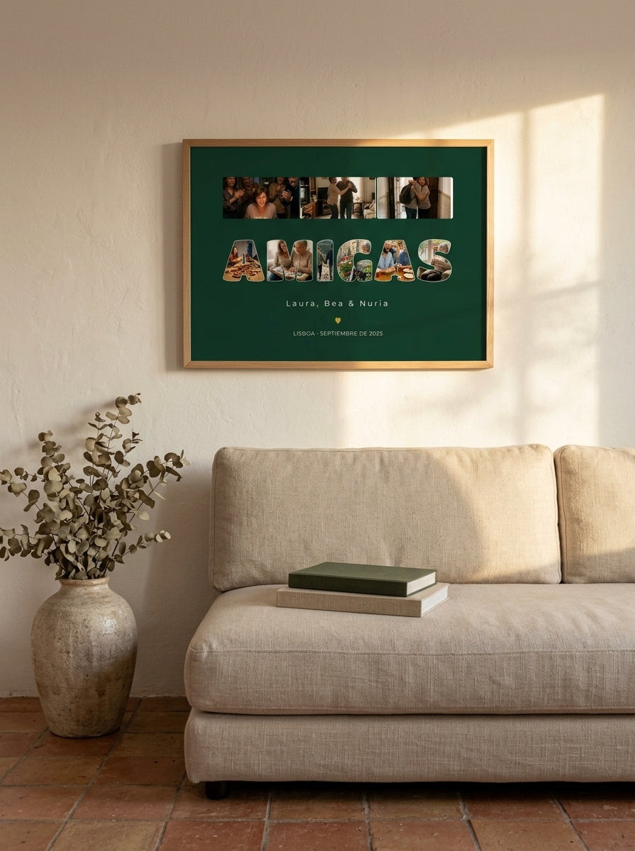 Quadro personalizado para amigas con fotos dentro de las letras colgado en un salón con luz natural