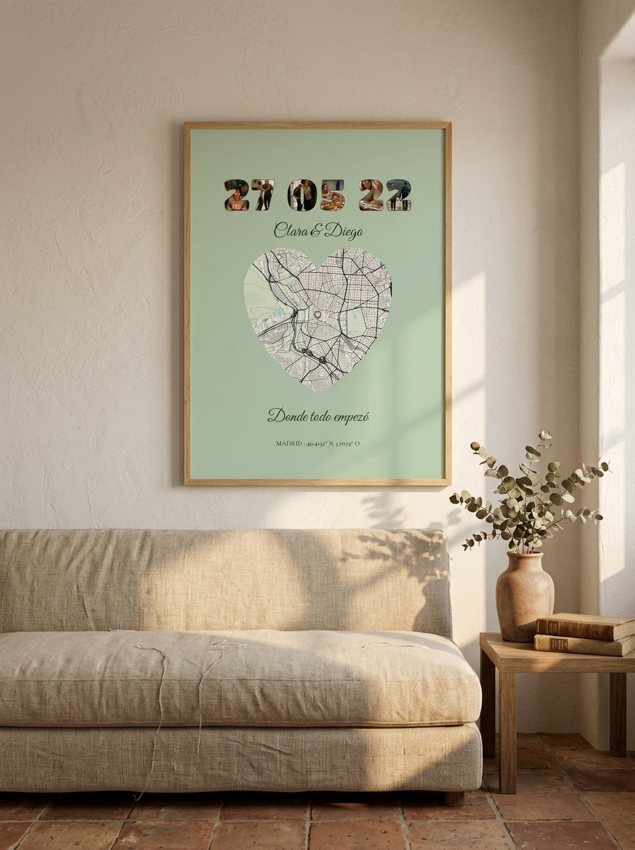Quadro personalizado con vuestra fecha y el mapa del lugar colgado en un salón con luz natural
