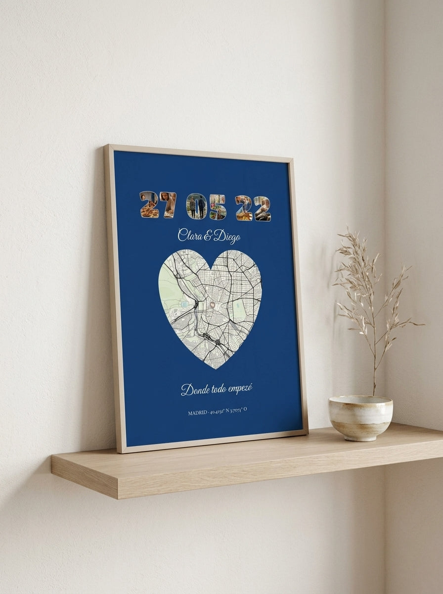 Quadro personalizado con vuestra fecha y el mapa del lugar apoyado en una balda de roble en un interior japandi