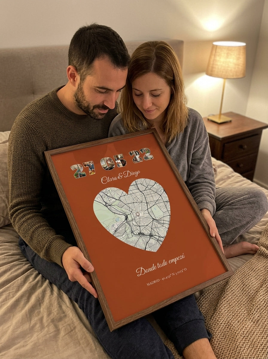 Mirando cuadro personalizado con vuestra fecha y el mapa del lugar recién colgado