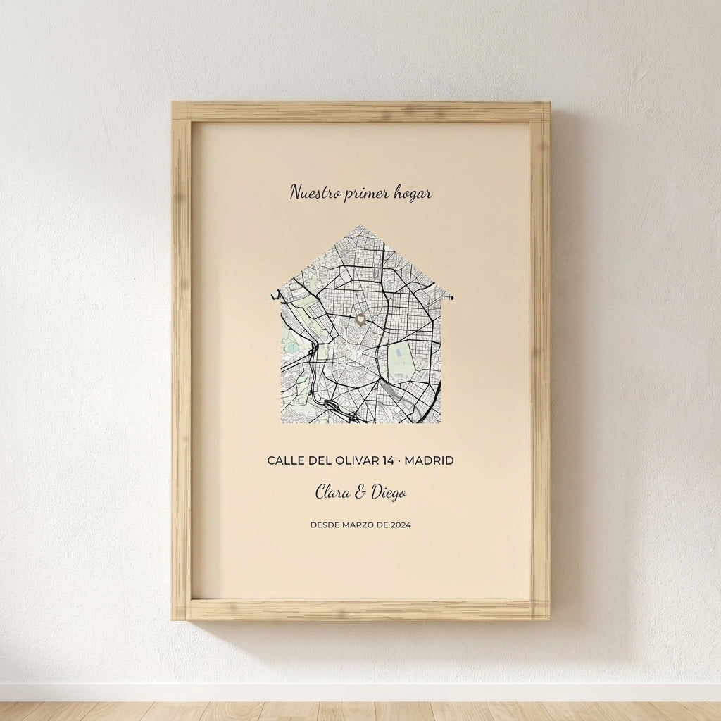 Cuadro personalizado de vuestra primera casa con el mapa, enmarcado y colgado en una pared clara