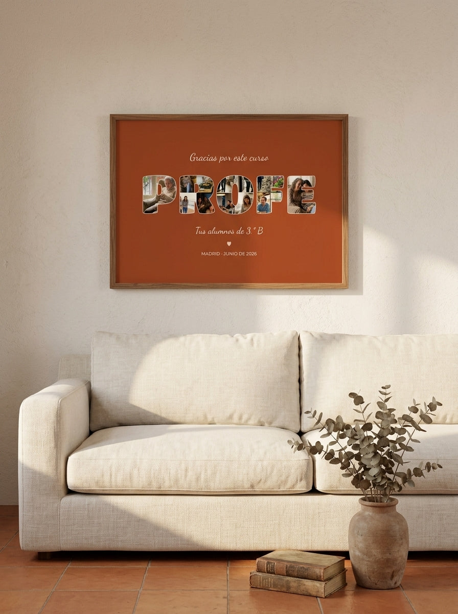 Quadro personalizado para el profe con fotos dentro de las letras colgado en un salón con luz natural