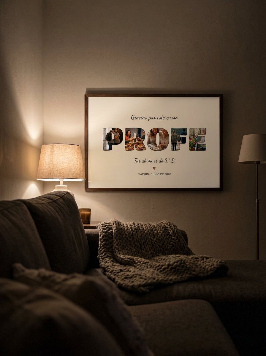 Quadro personalizado para el profe con fotos dentro de las letras visto desde la puerta de la habitación