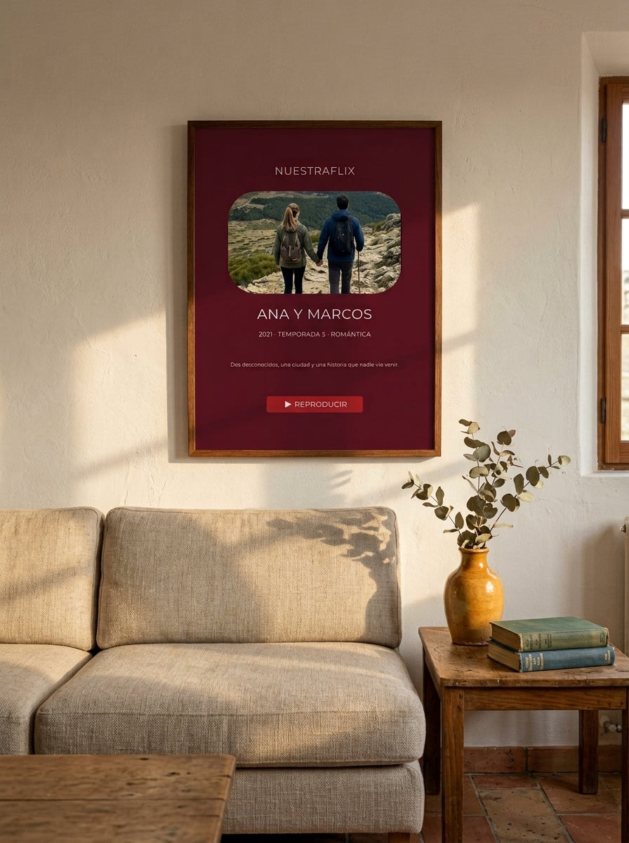 Quadro personalizado con vuestra serie colgado en un salón con luz natural