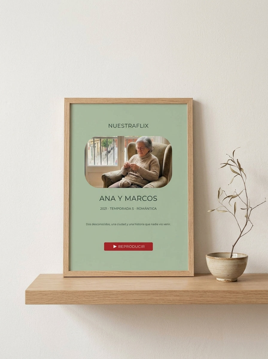 Quadro personalizado con vuestra serie apoyado en una balda de roble en un interior japandi
