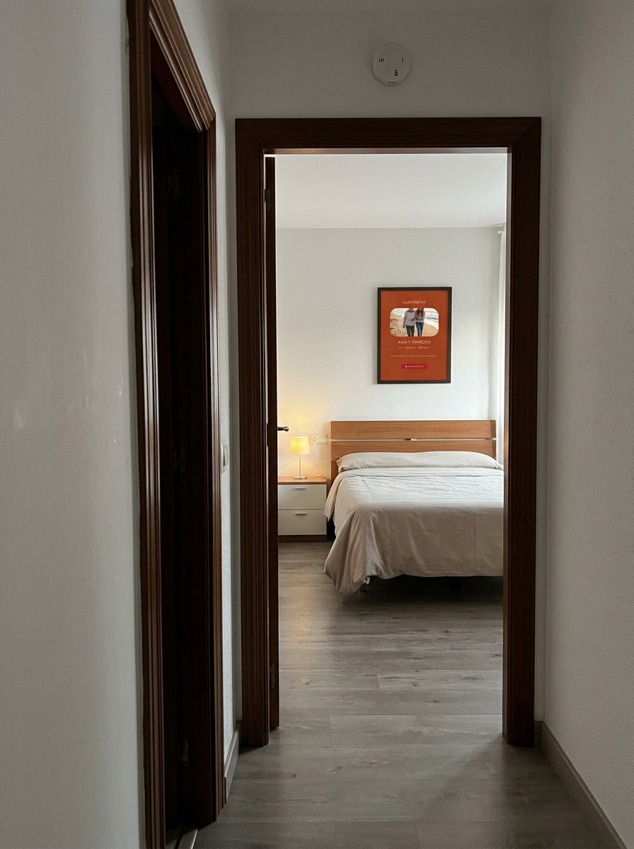 Quadro personalizado con vuestra serie visto desde la puerta de la habitación