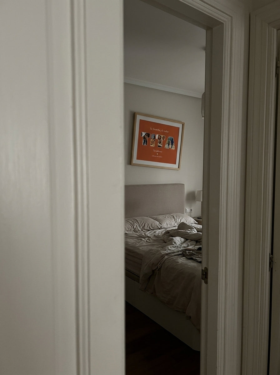 Cuadro personalizado para la tita con fotos dentro de las letras visto desde la puerta de la habitación