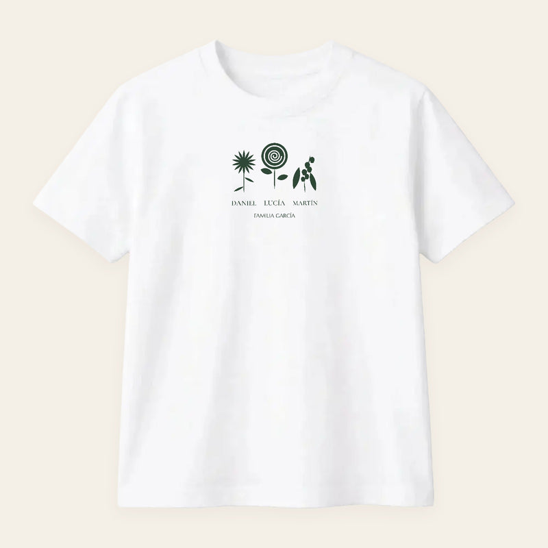 Camiseta blanca con el ramo de las tres flores del mes de nacimiento y los nombres