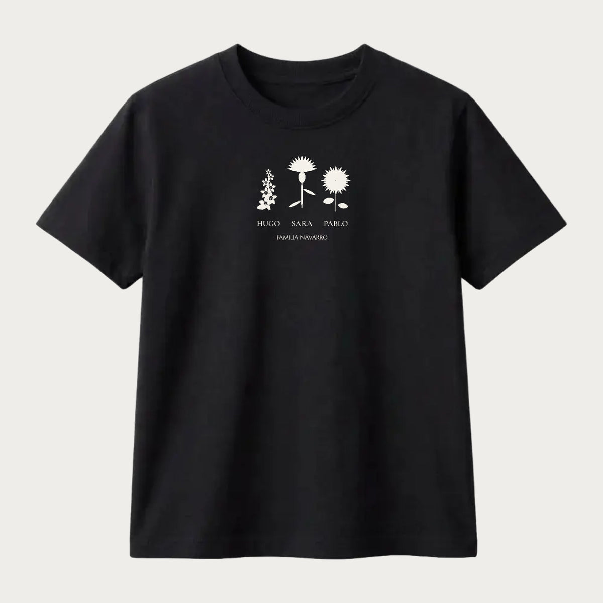 Camiseta negra con el ramo de las tres flores del mes de nacimiento y los nombres