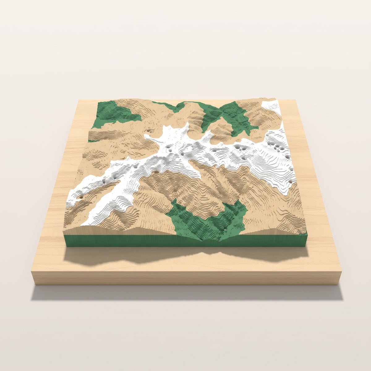 Mapa 3D en relieve de montaña sobre su tabla de pino, fotografiado desde arriba sobre fondo claro