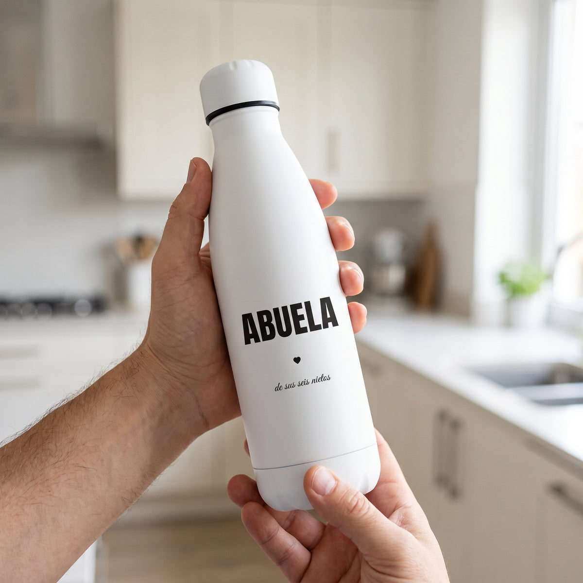 Dos manos sostienen la botella de la ABUELA en una cocina