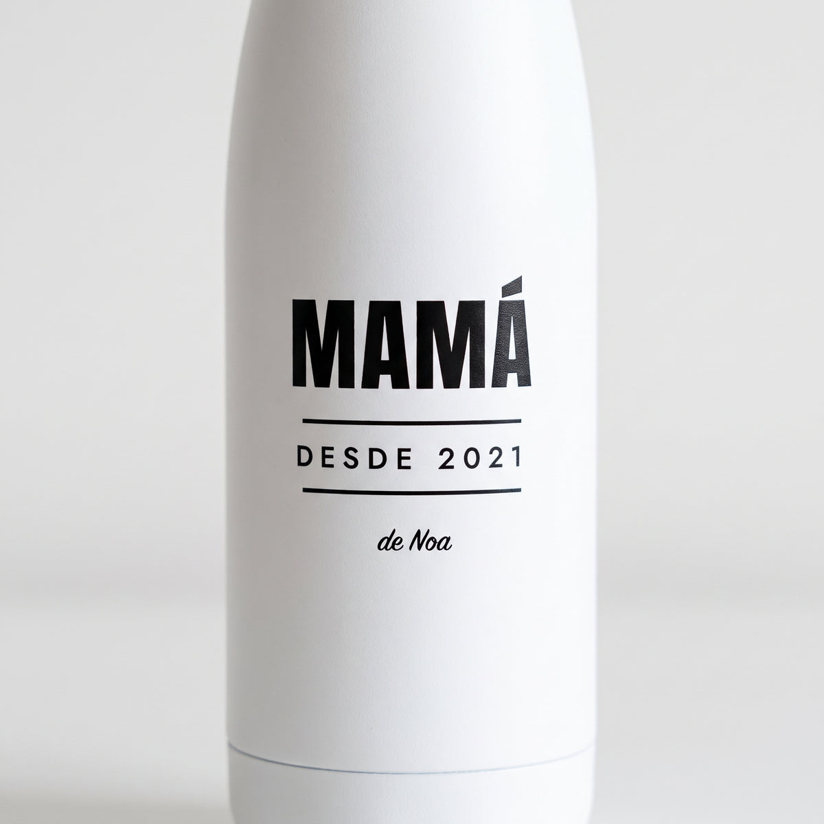 Detalle de MAMÁ · DESDE 2021 impreso en la botella de acero
