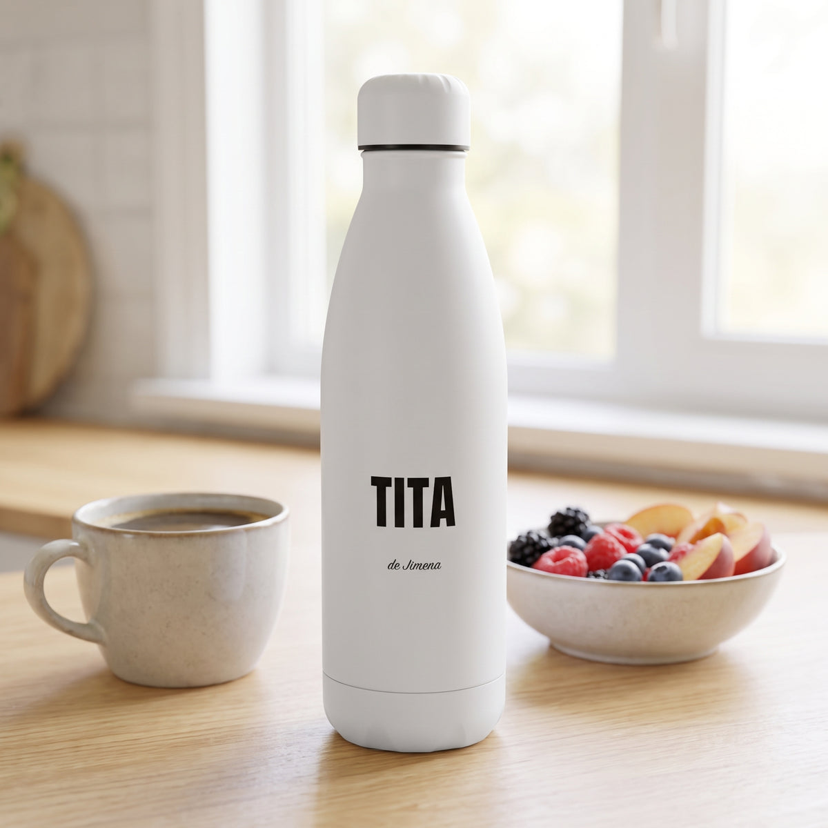 La botella de la TITA en la encimera de la cocina, con un café