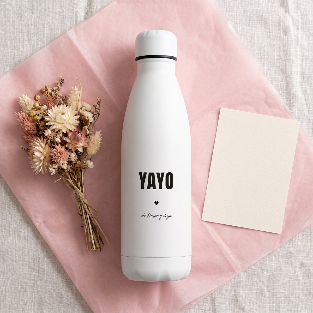 La botella del YAYO sobre papel de seda, preparada para regalo