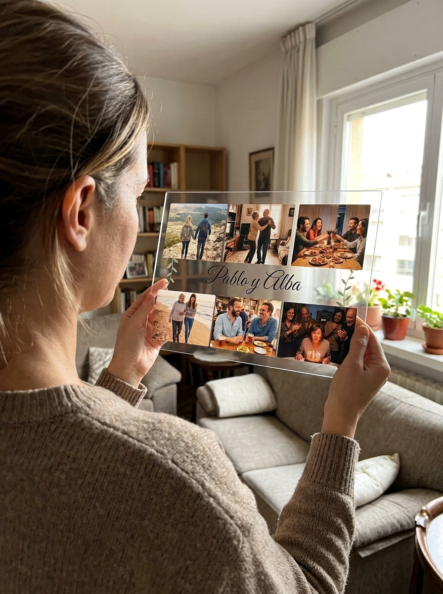 Sosteniendo la placa de metacrilato personalizada con seis fotos a contraluz junto a una ventana