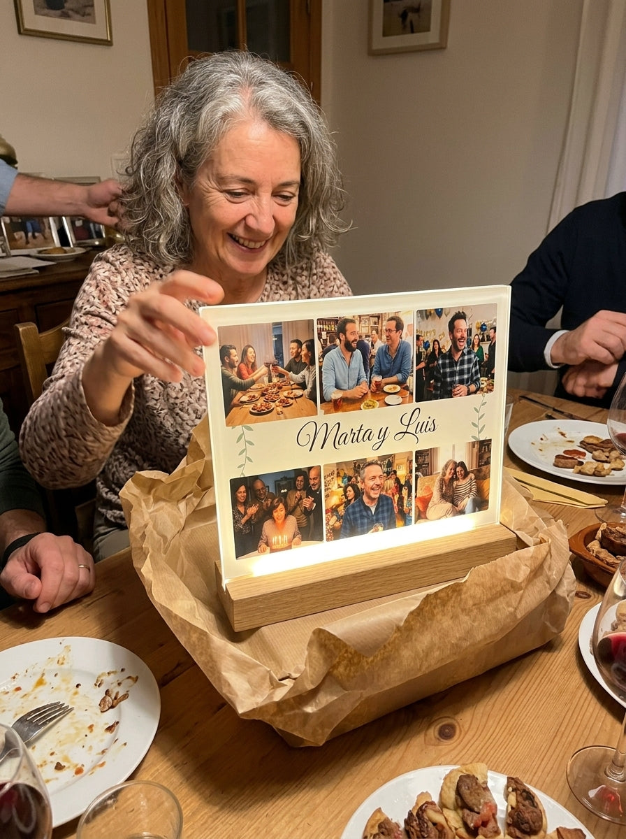 Abriendo el regalo de la placa de metacrilato personalizada con seis fotos en una comida familiar