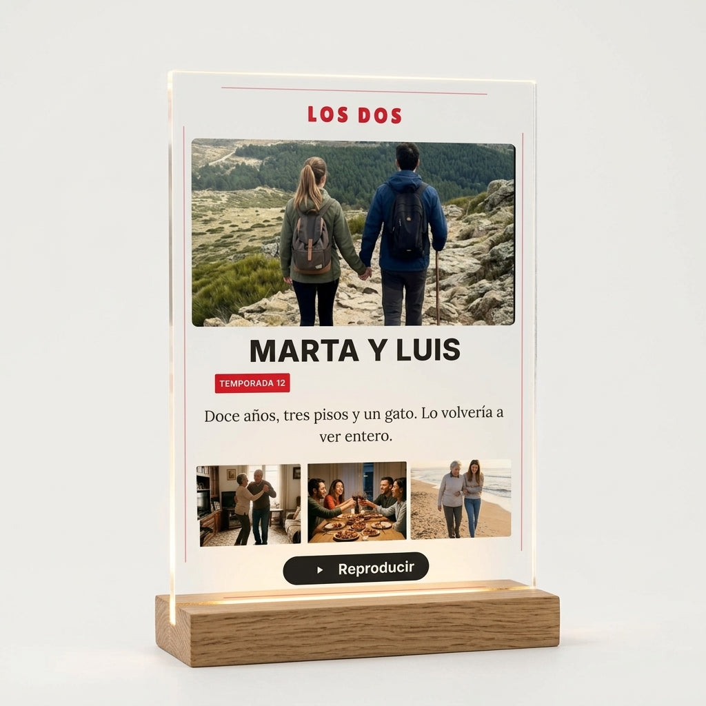 Placa de metacrilato personalizada con vuestra historia en estilo serie sobre su base de luz, foto de estudio sobre fondo neutro