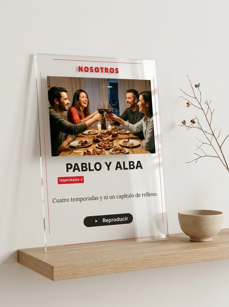 Placa de metacrilato personalizada con vuestra historia en estilo serie apoyada en una balda de roble junto a una rama seca