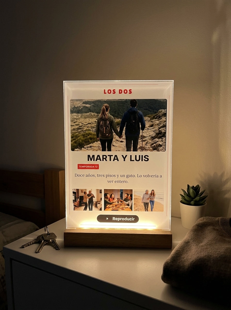 Placa de metacrilato personalizada con vuestra historia en estilo serie encendida de noche sobre una cómoda