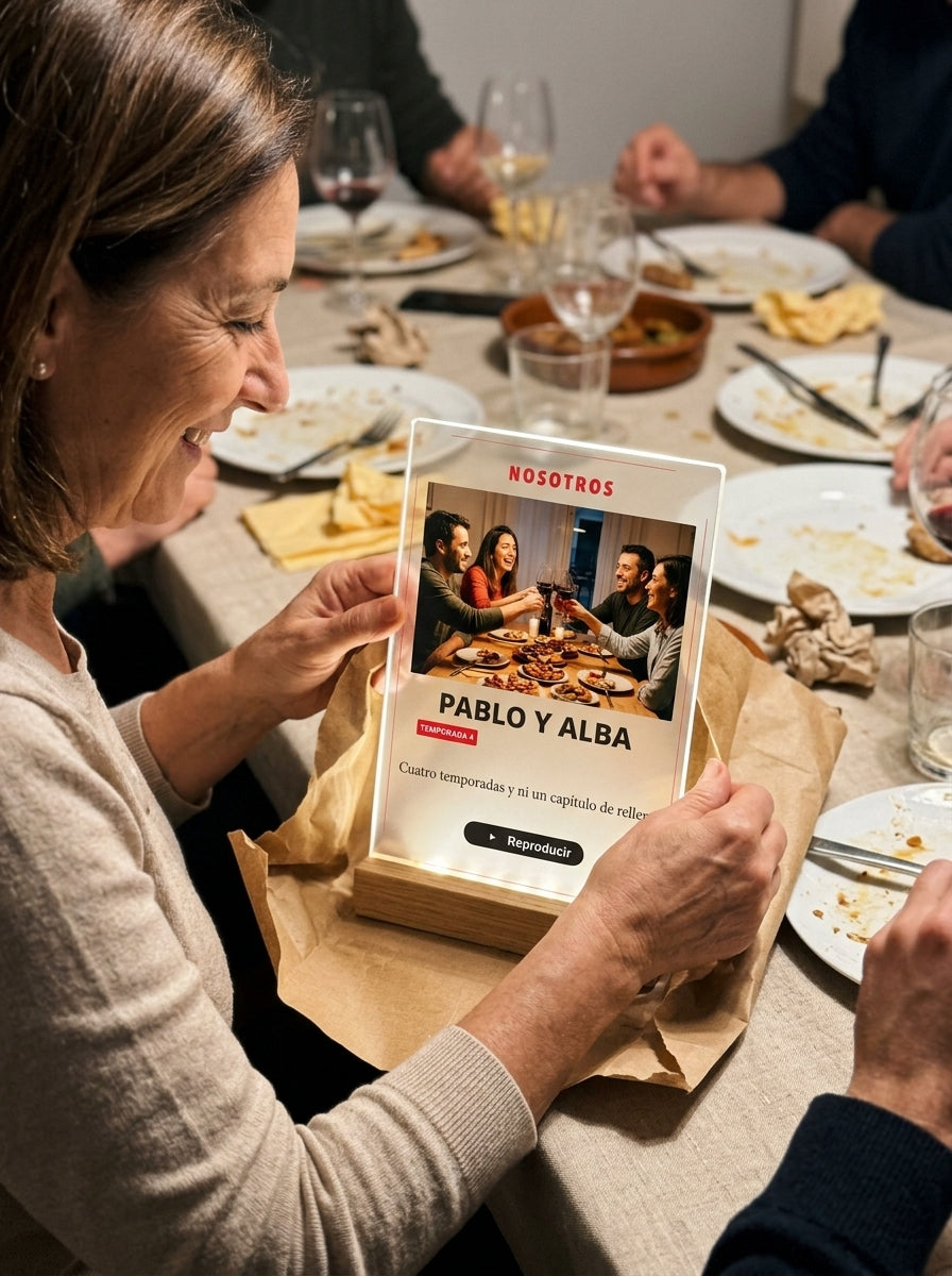 Abriendo el regalo de la placa de metacrilato personalizada con vuestra historia en estilo serie en una comida familiar