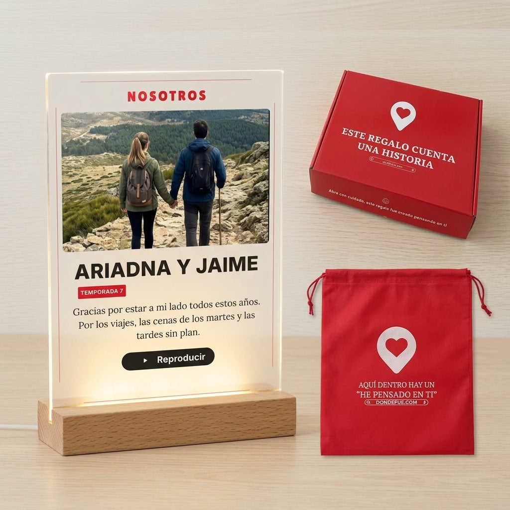 Placa de metacrilato personalizada con vuestra historia en estilo serie junto a la caja y la bolsa de regalo de Donde Fue