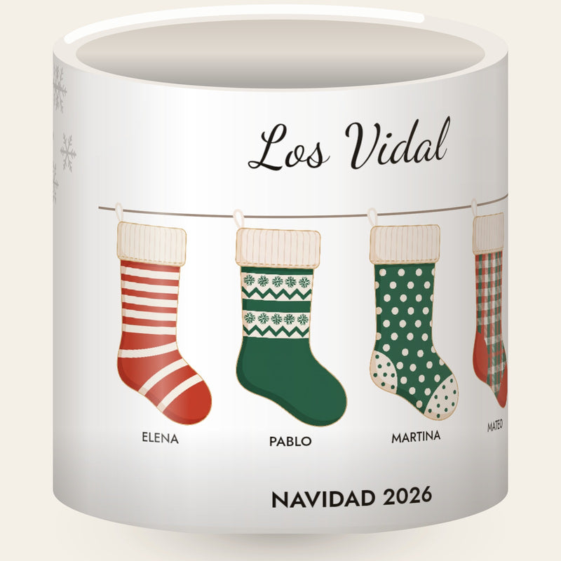 Taza personalizada de Navidad con una media por cada miembro de la familia y su nombre