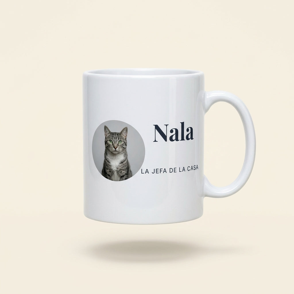 Taza personalizada de mascota, foto de estudio sobre fondo neutro con el asa a la vista