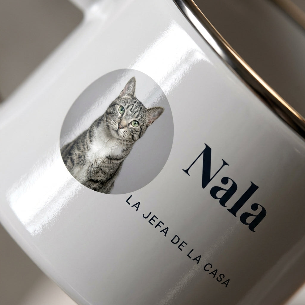 Detalle del estampado de la taza personalizada con la foto del gato